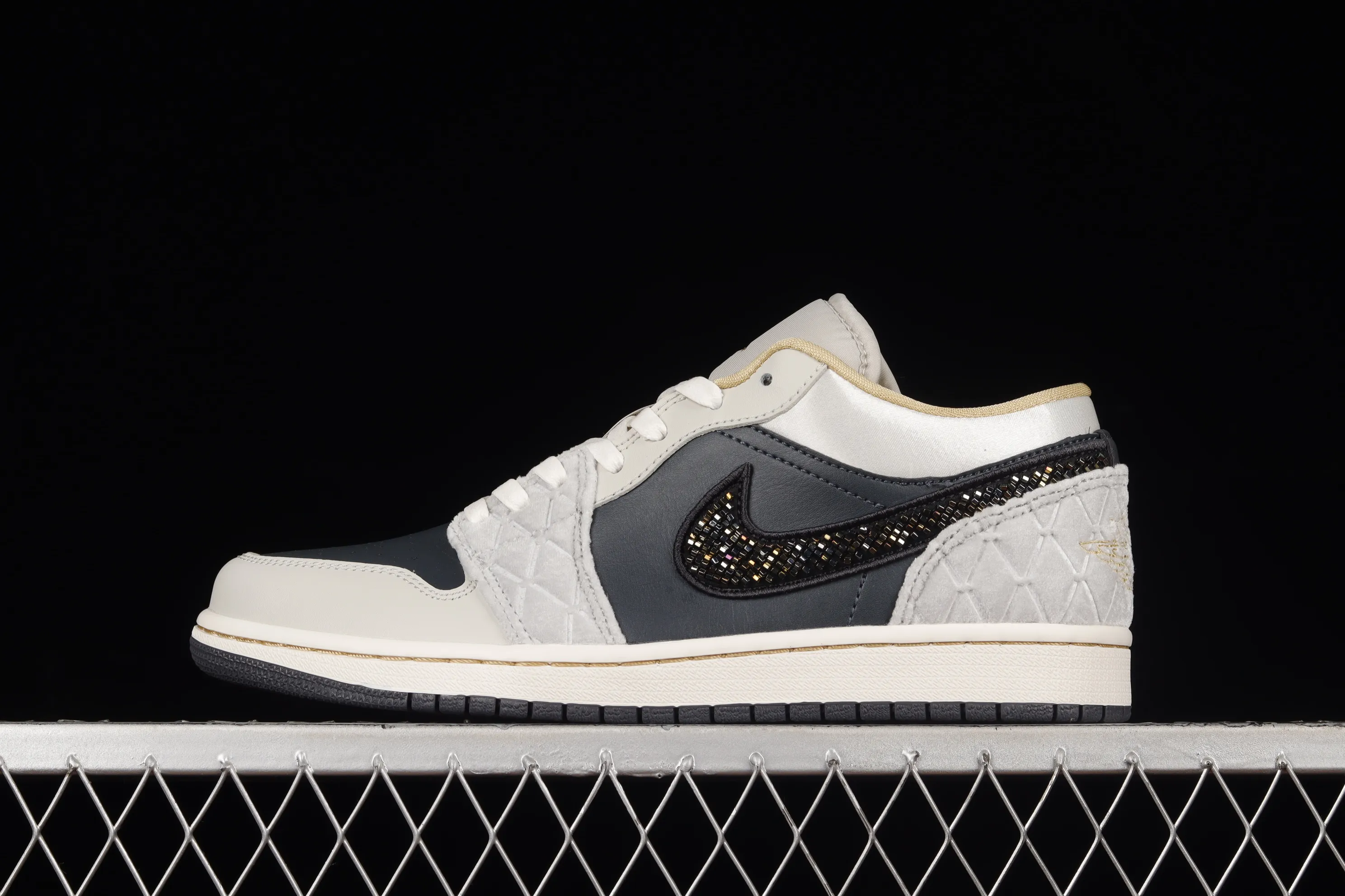 All categories Air Jordan Jordan series basketball shoes Air Jordan 1 Low G version pure original Air Jordan 1 Low AJ1 Joe 1 black and gray satin sports culture basketball shoes DV1762-001